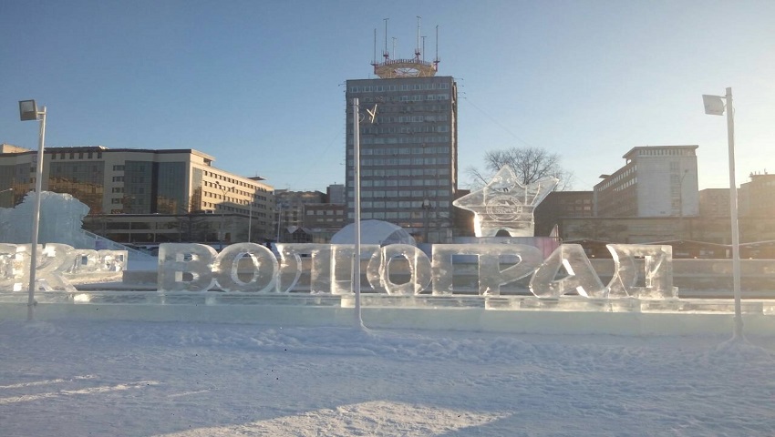 Скульптура с надписью Волгоград стала частью ледяного городка, построенного в Перми