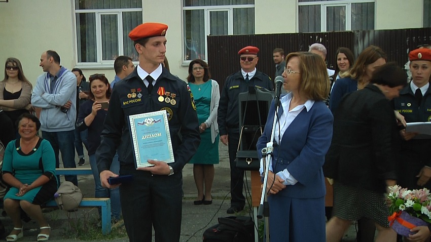 Спасший ребенка волгоградский школьник получил нагрудный знак за героизм