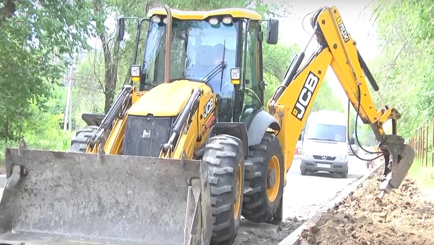 В Волжском идет ремонт городских дорог