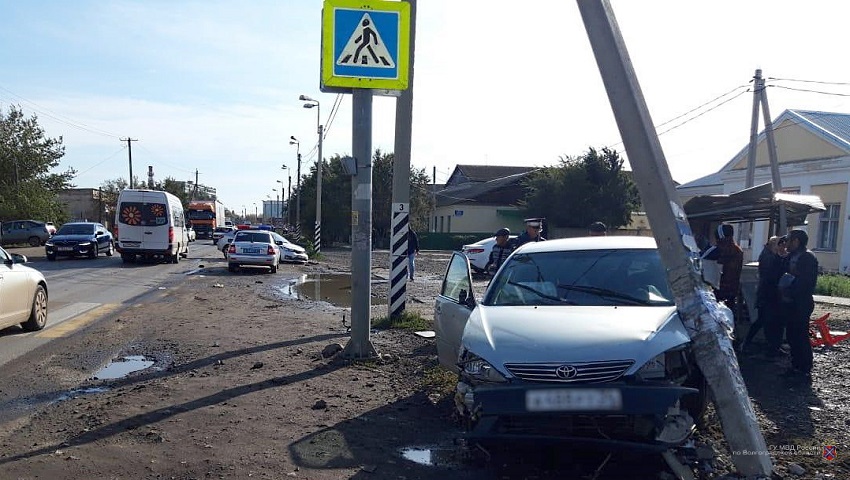 В Волгоградской области иномарка протаранила рынок