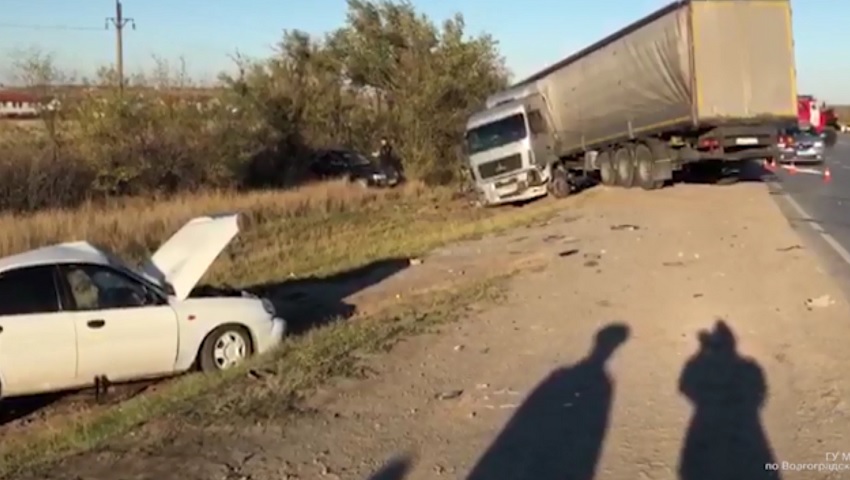 СМЕРТЕЛЬНОЕ ДТП В ВОЛГОГРАДЕ: ГРУЗОВИК СНЕС ДВЕ ЛЕГКОВУШКИ