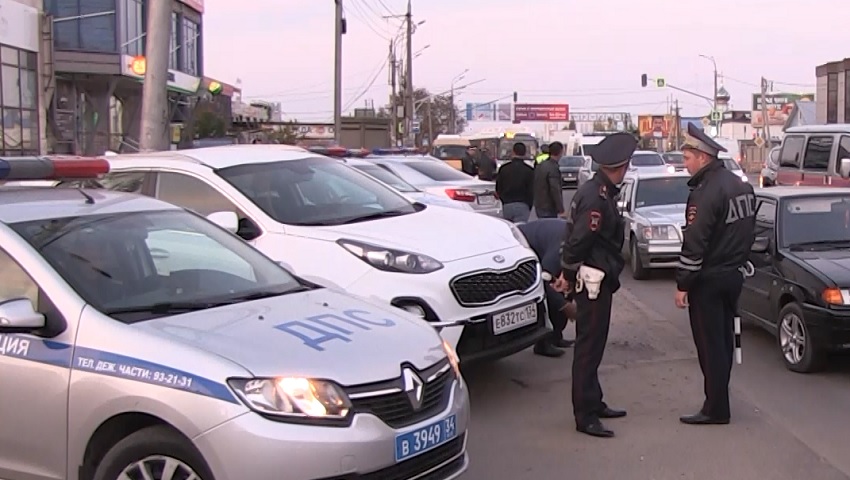 ВОЛГОГРАДСКИХ ВОДИТЕЛЕЙ ЗАСТАВИЛИ СДИРАТЬ ТОНИРОВКУ ПРЯМО НА ДОРОГЕ