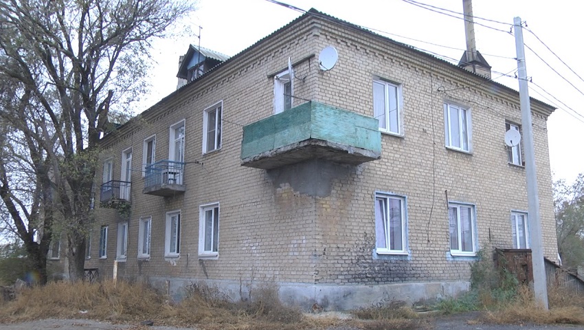 В Волгограде в подъезде дома обрушился потолок на женщину с ребенком