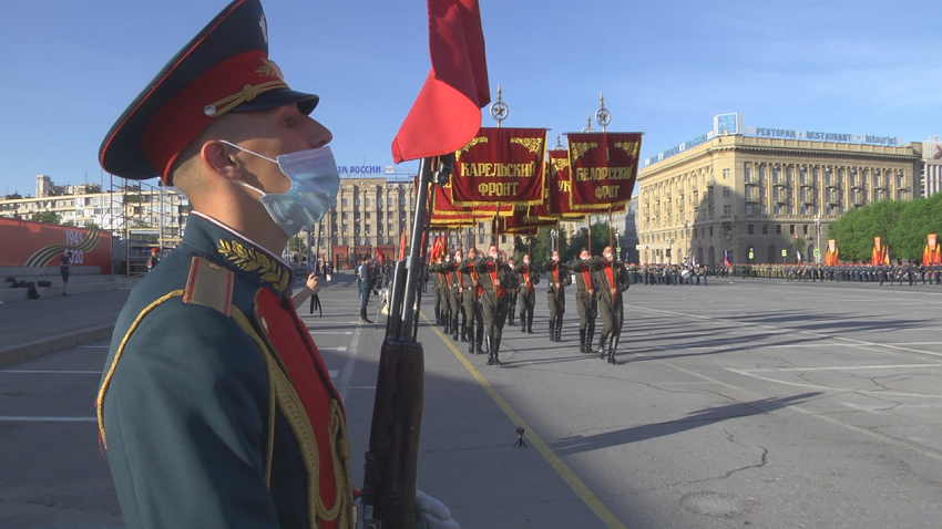 Летчики, стрелки, пехотинцы и моряки промаршировали по главной площади Волгограда