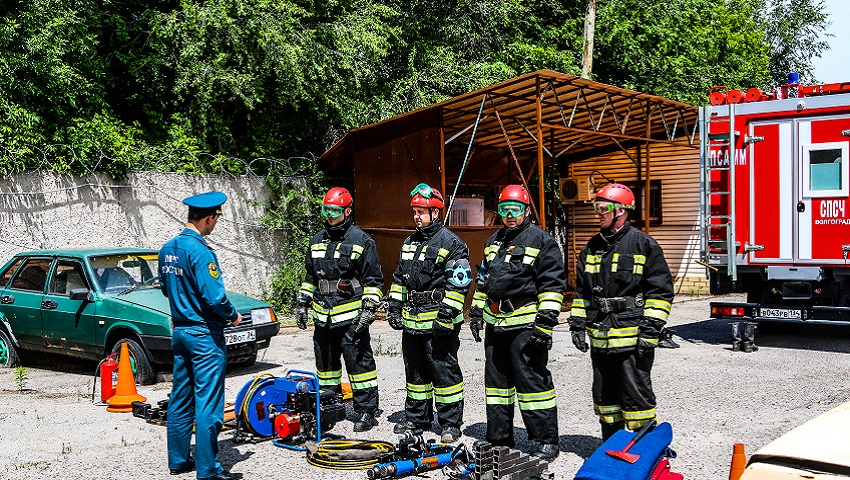 Спасатели Волгограда отработали действия по ликвидации последствий ДТП