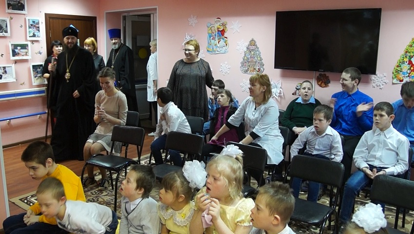 Митрополит Феодор побывал у детей-инвалидов в центре реабилитации