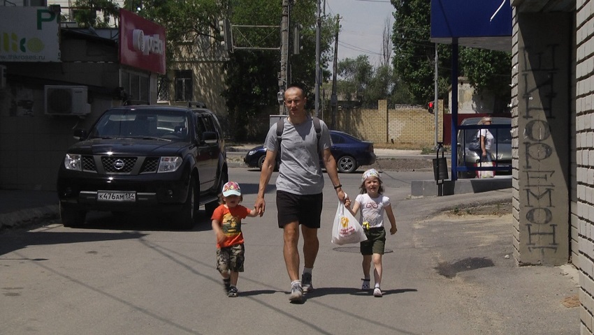 Перекресток опасности во дворе жилого дома в Волгограде. Видео