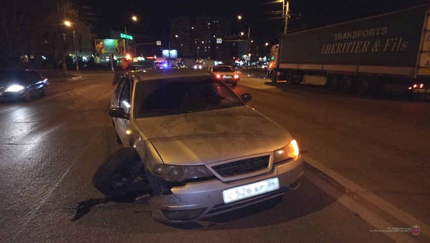 В Волгограде накажут юношу, устроившего «покатушки» на капоте