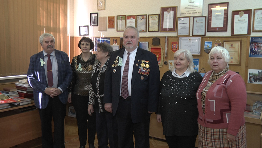 Волгоградские лицеисты встретились с внуком легендарного Василия Чуйкова