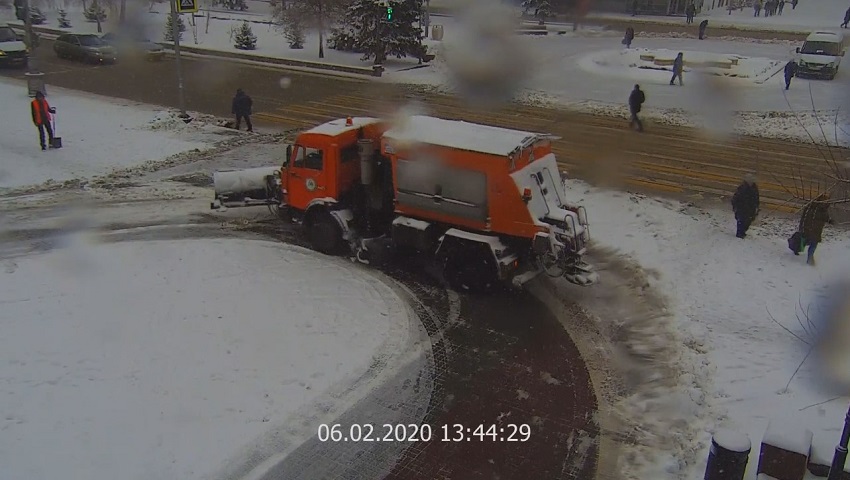 В Волгограде снегоуборочный КАМАЗ раздробил ногу переходившей дорогу женщине