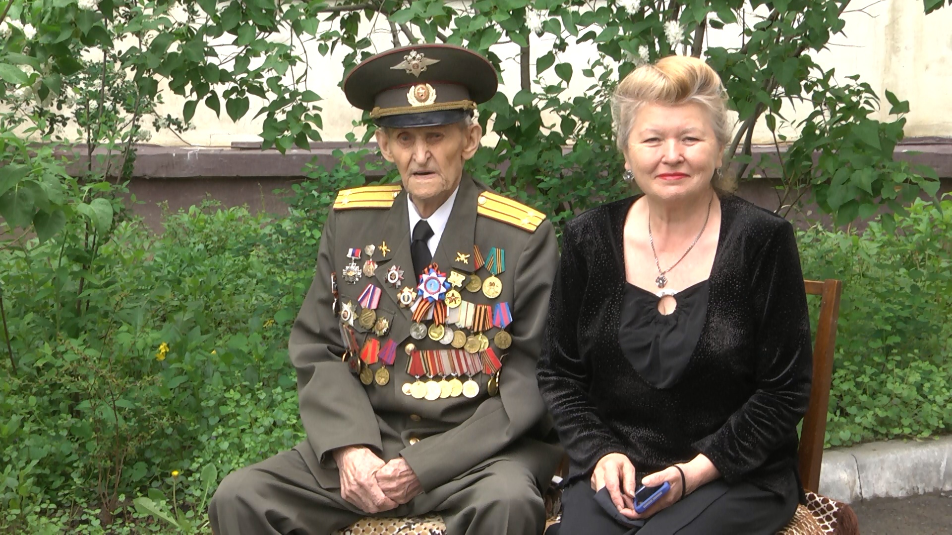 Для ветерана Великой Отечественной войны устроили мини-концерт под окнами