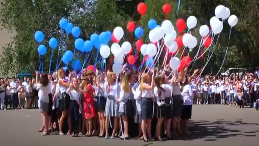 В Волгограде проходят последние звонки в формате онлайн. Видео