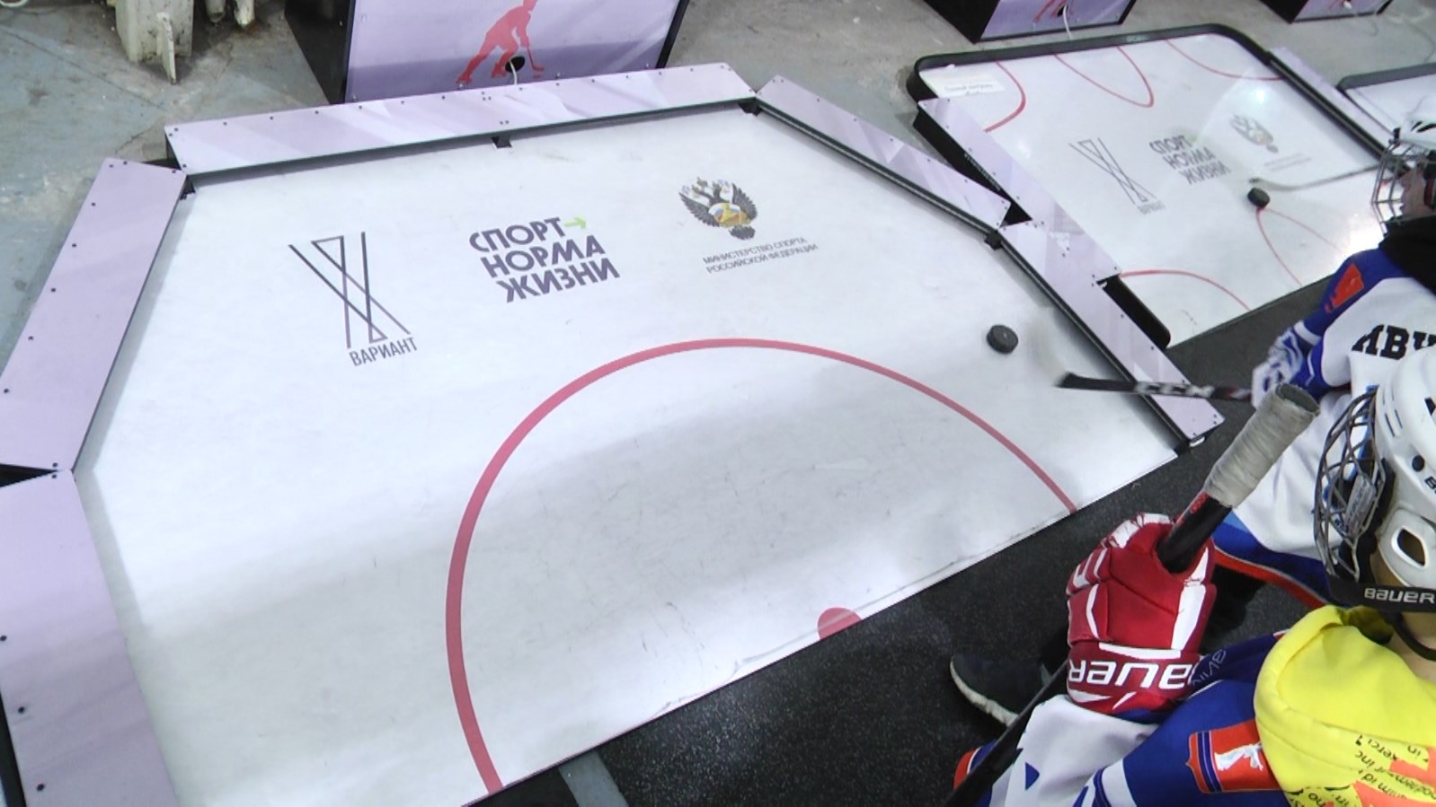 Юные хоккеисты в Волгограде получили новое оборудование для тренировок