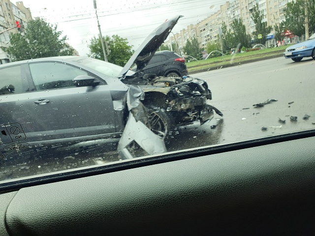 На юге Волгограда произошло массовое ДТП с участием трёх автомобилей