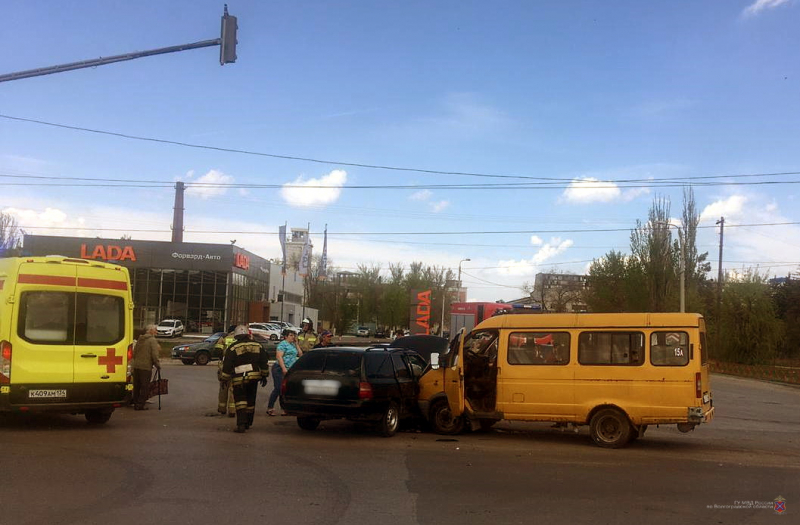 На юге Волгограда в лобовом столкновении «Форда» и маршрутки пострадали 6 человек