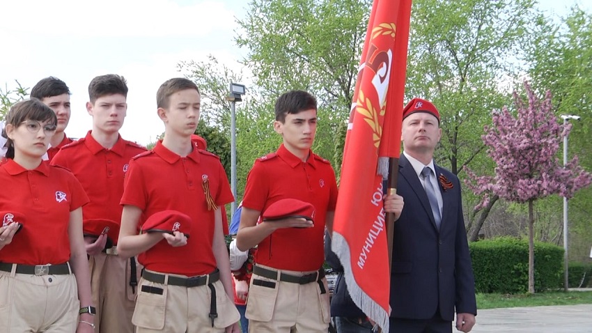 Более 150 юных волгоградцев принесли клятву юнармейца на Мамаевом Кургане
