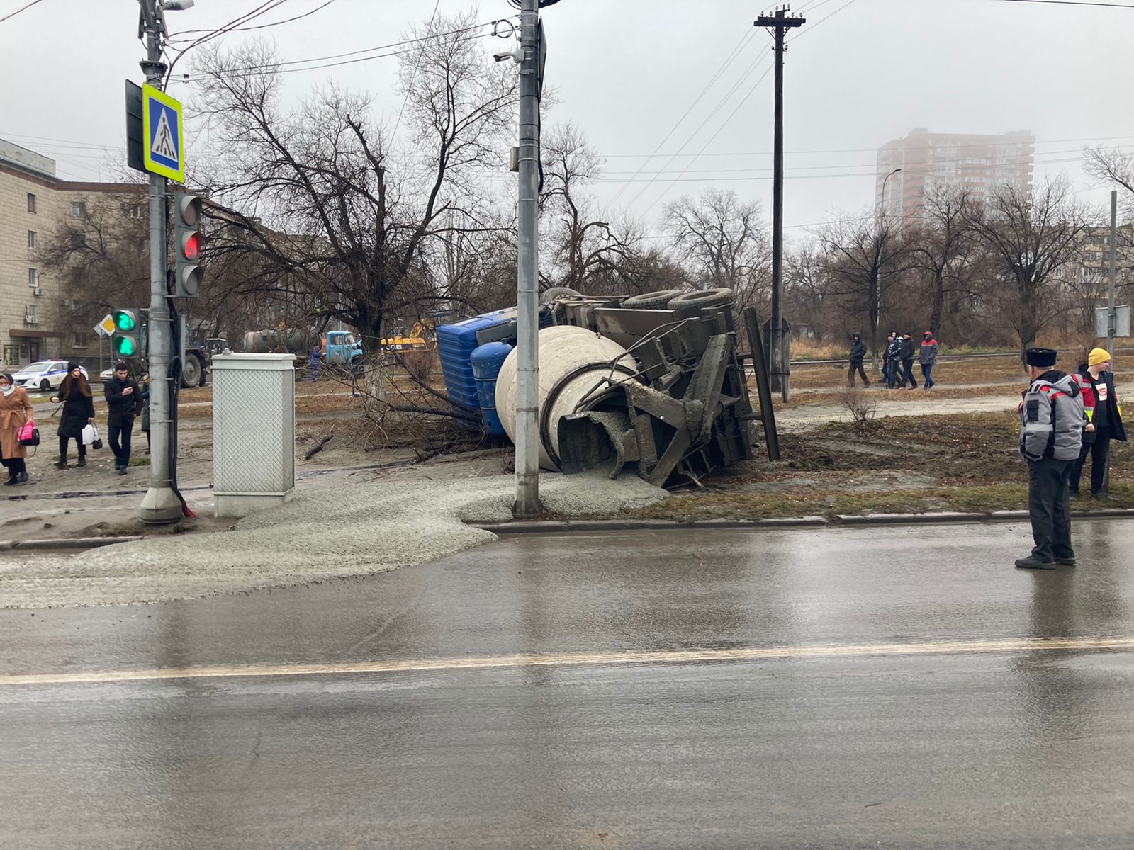 В Советском районе Волгограда бетономешалка ушла от столкновения, но  опрокинулась на обочину | Телеканал “Волгоград 1”