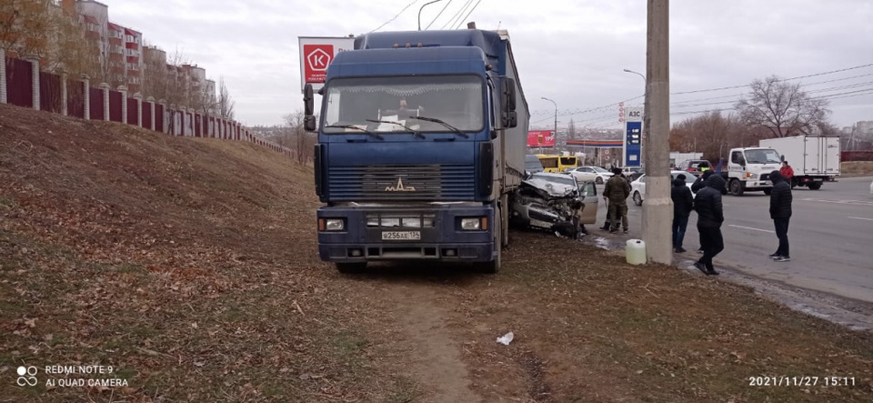 В Волгограде столкнулись три автомобиля, один из них грузовой