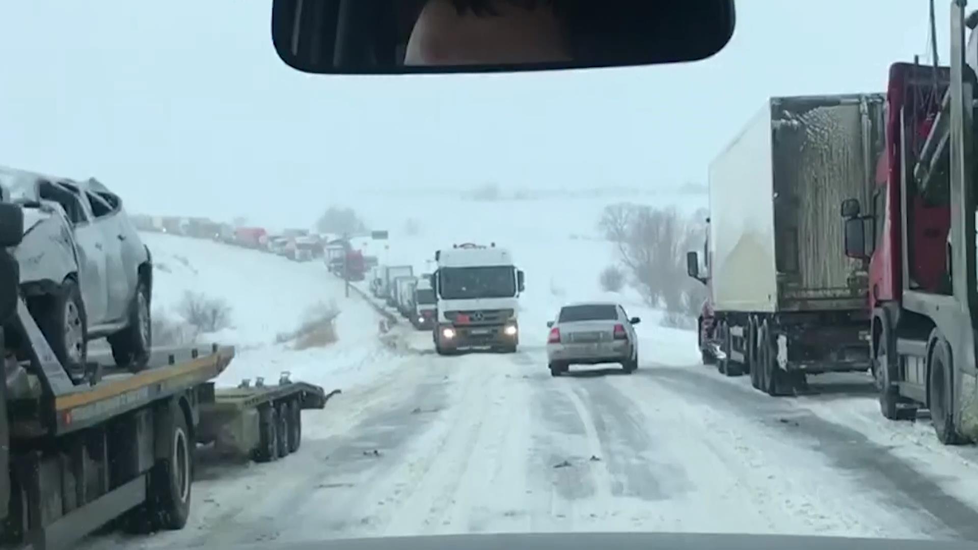 На трассе Волгоград-Саратов-Сызрань образовалась пробка из большегрузов |  Телеканал “Волгоград 1”