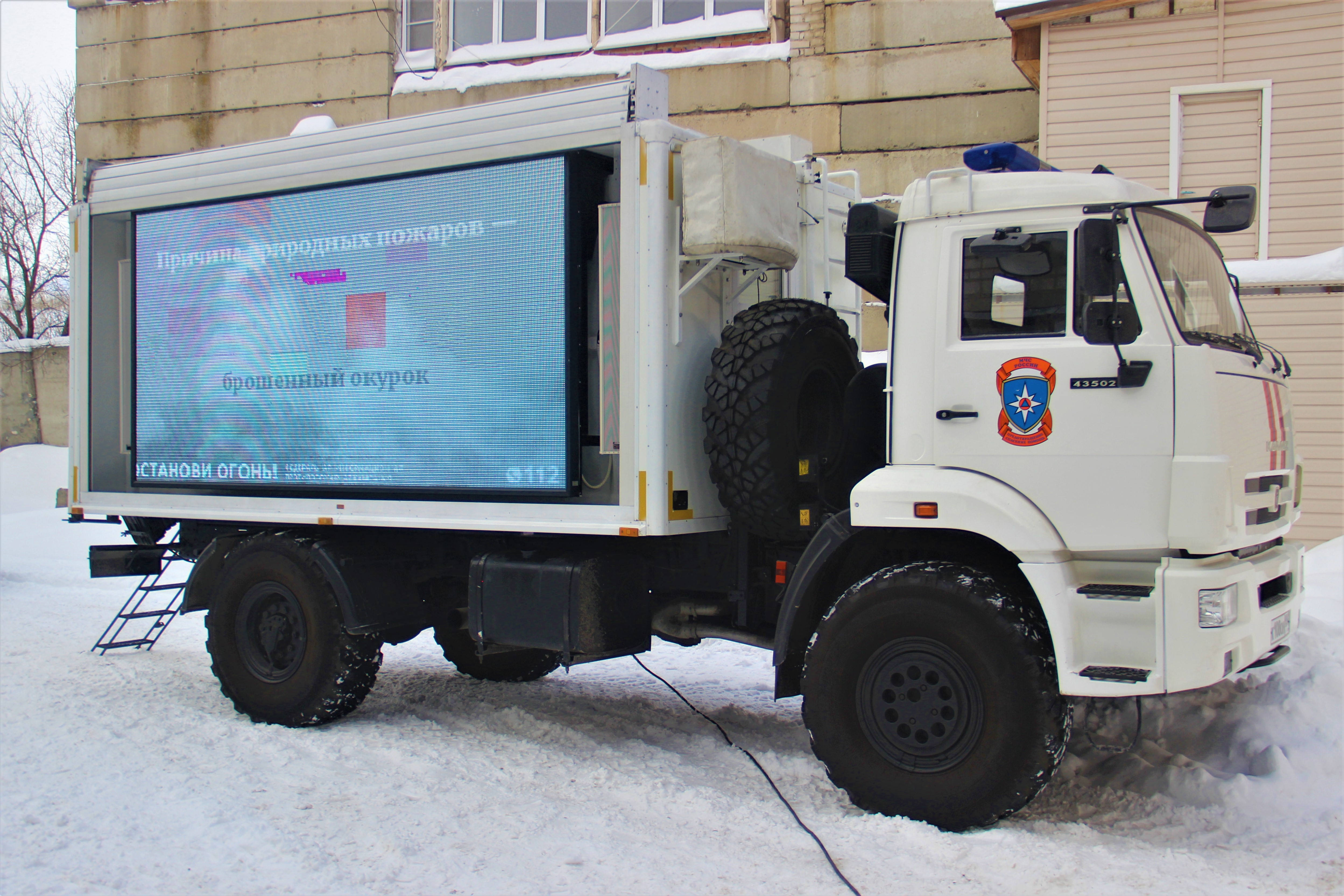 Волгоградка попала под колеса машины съезжая со снежной горки | 02.01.2022  | Волгоград - БезФормата