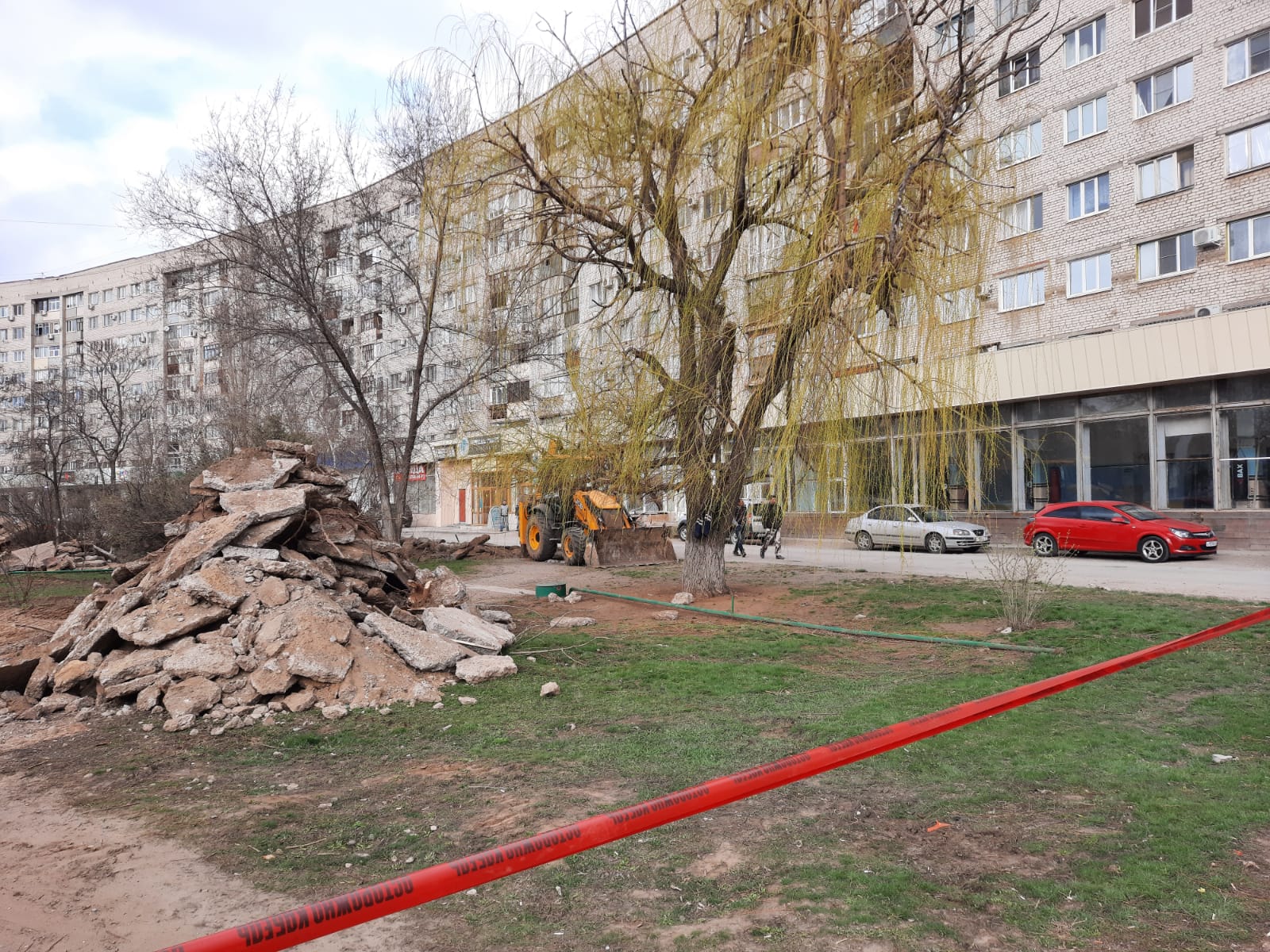 Волжский ру. Огороженная территория дома. 19 Этажный дом. Мусор Волгоград.