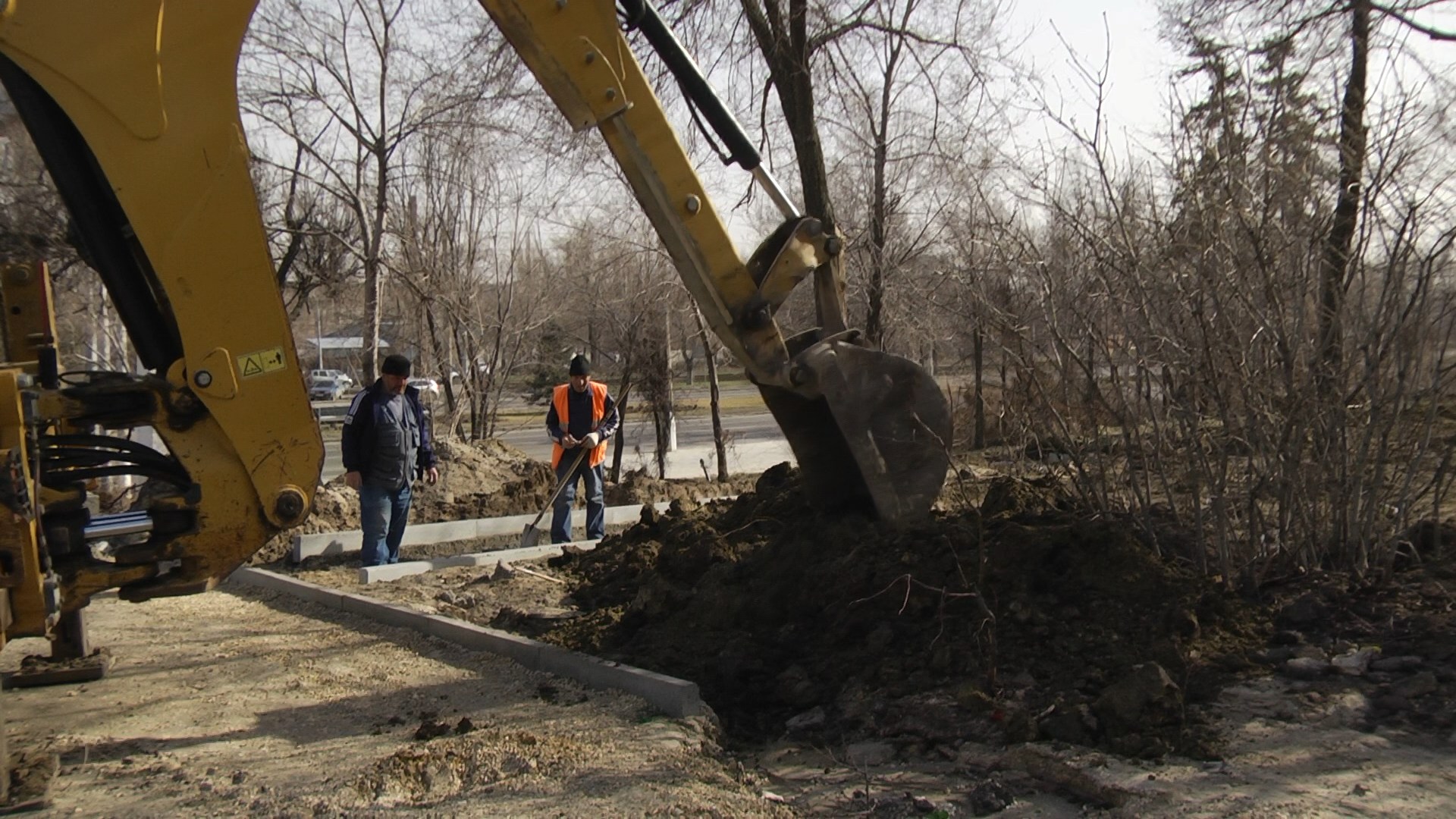В Волгограде начали демонтировать еще один участок на улице Титова
