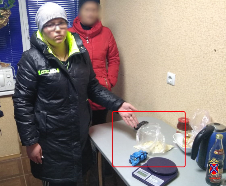 Волгоградские полицейские задержали закладчицу наркотиков