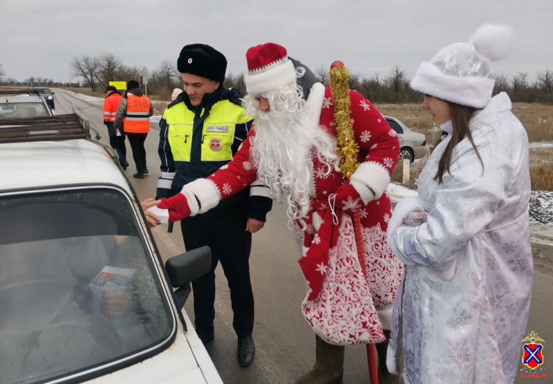 Волгоградских водителей поздравили Дед Мороз и Снегурочка
