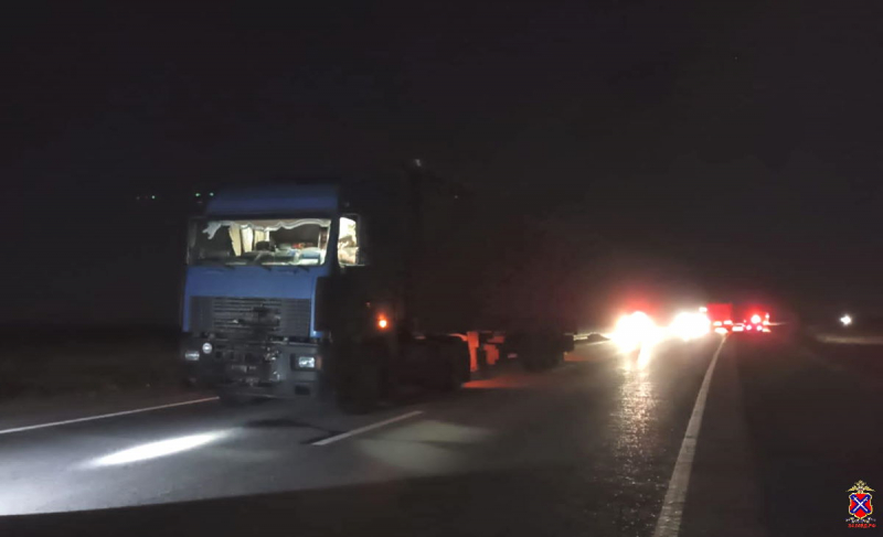 В Волгоградской области пешехода сбили два грузовика