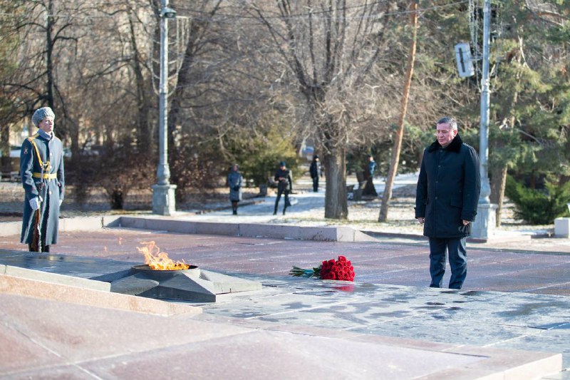 В Волгограде Андрей Бочаров возложил цветы к Вечному огню