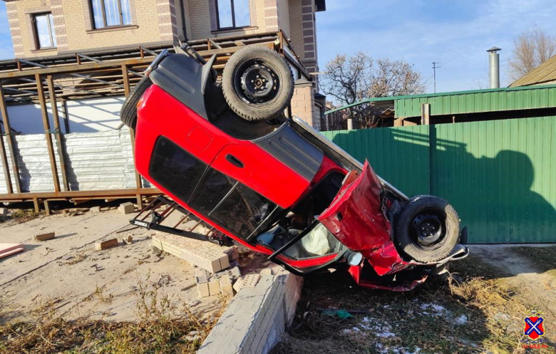 На севере Волгограда в ДТП пострадали водитель и кирпичный забор