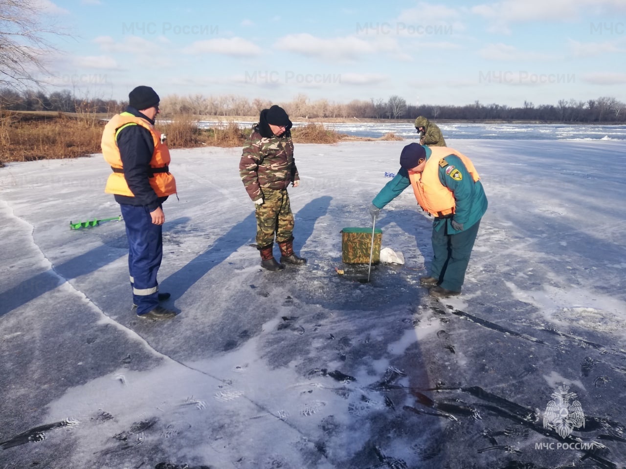 Волгоградские сотрудники МЧС напоминают о неокрепшем льде