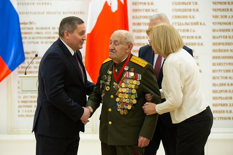 Глава Волгоградской области вручил госнаграды ветеранам