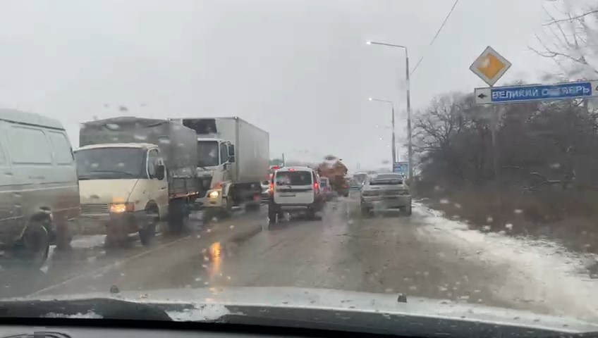 В Волгоградской области на новом мосту через Ахтубу огромная пробка