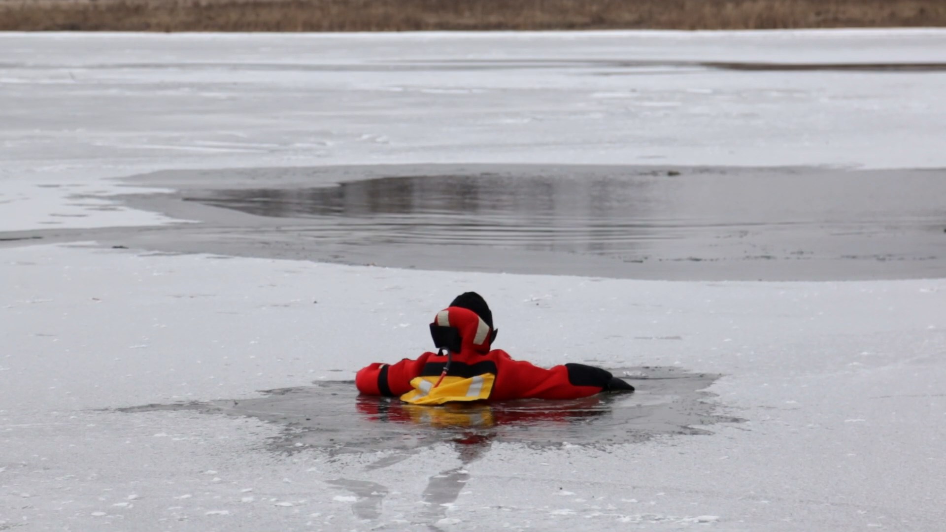Волгоградские спасатели вновь напомнили рыбакам об опасности тонкого льда