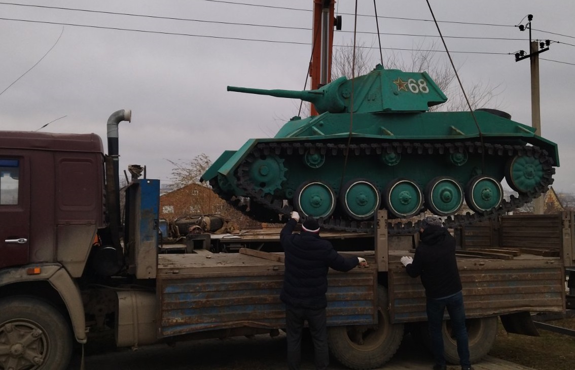 На юге Волгограда забрали на реконструкцию танк