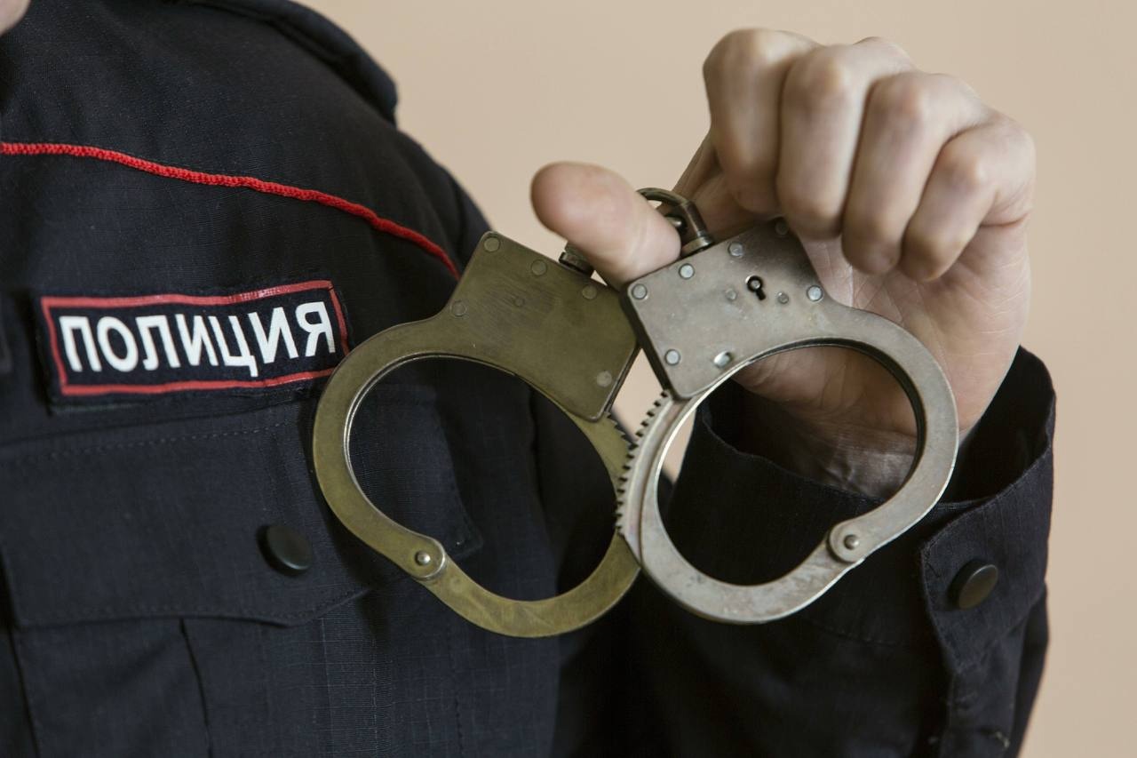 В Волгоградской области мужчину задержали за стрельбу по надгробьям