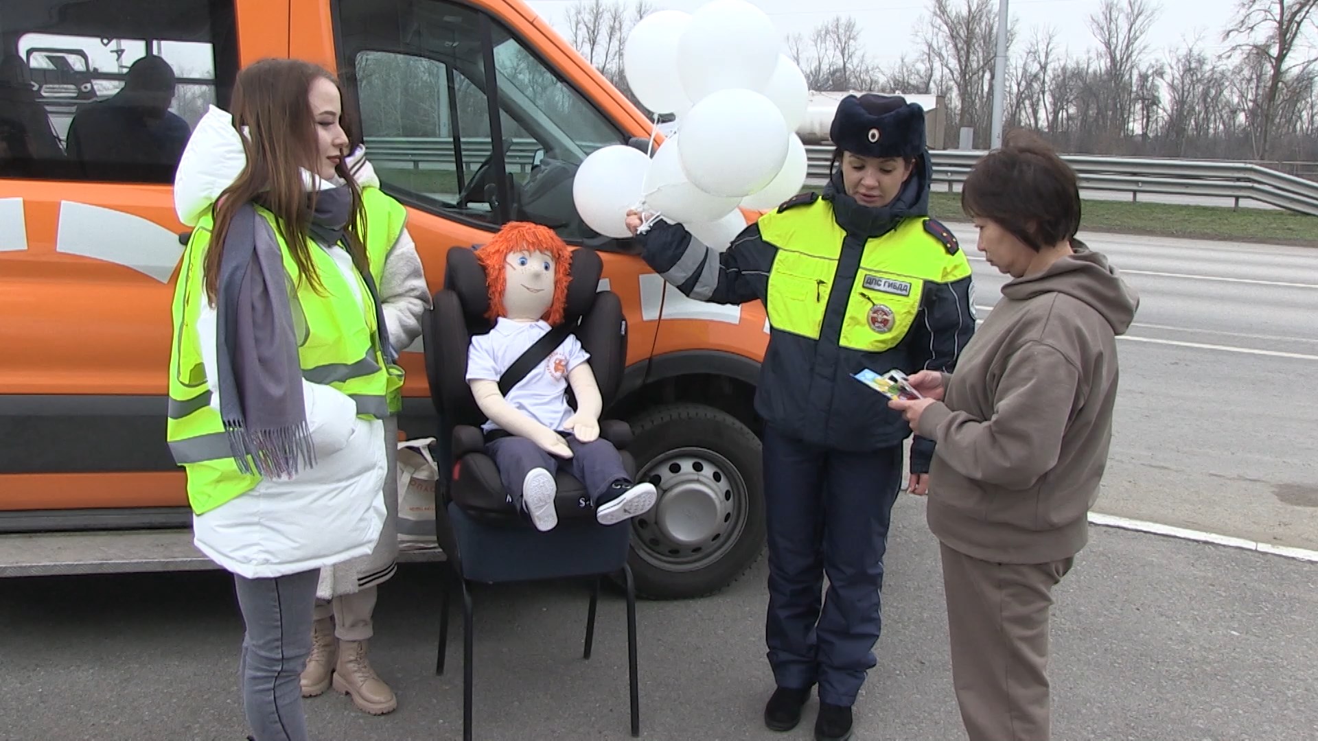 Волгоградские сотрудники ДПС поздравили мам с наступающим праздником