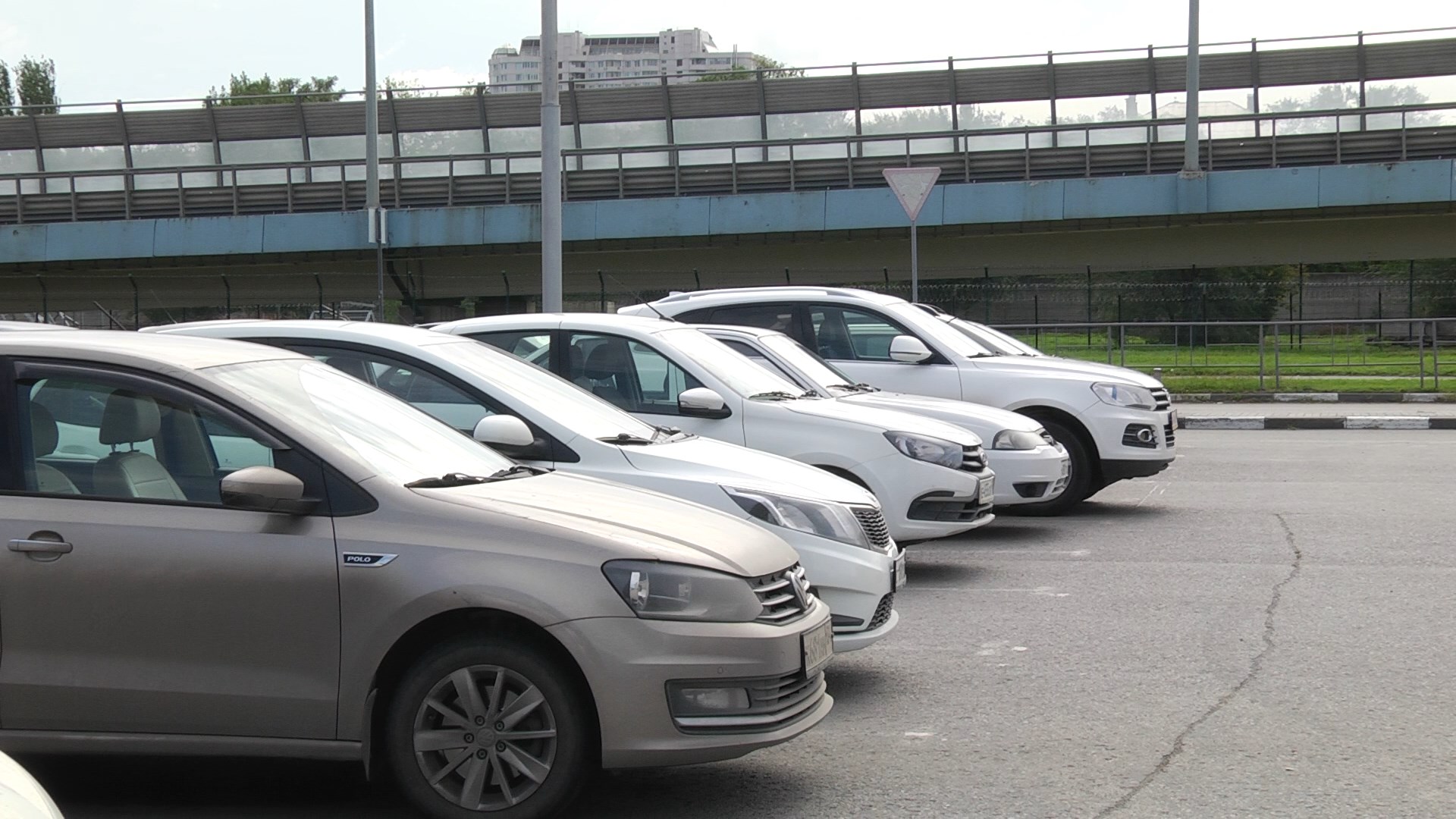 Автолюбителей Волжского, паркующихся на тротуарах и зеленых зонах, оштрафуют