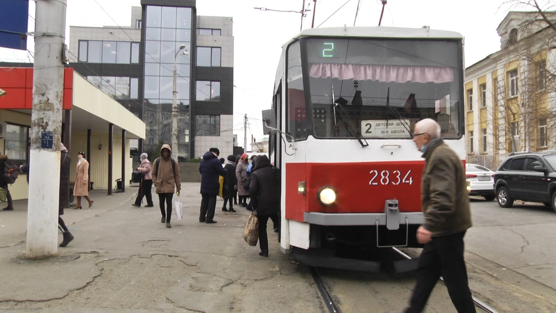 В Волгограде автомобиль застрял на трамвайных путях