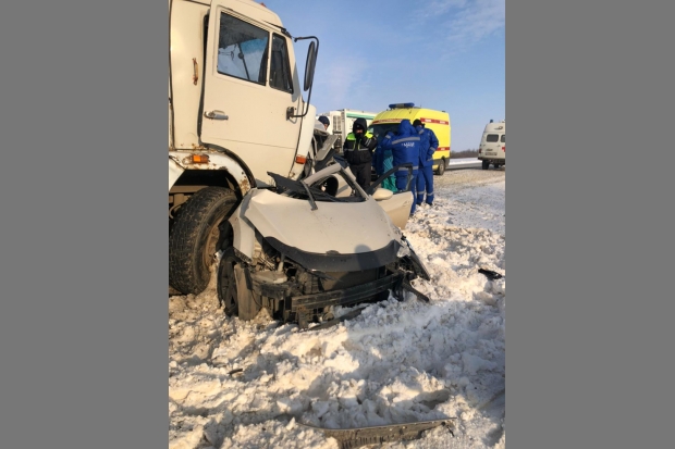 В Волгоградской области грузовик раздавил иномарку