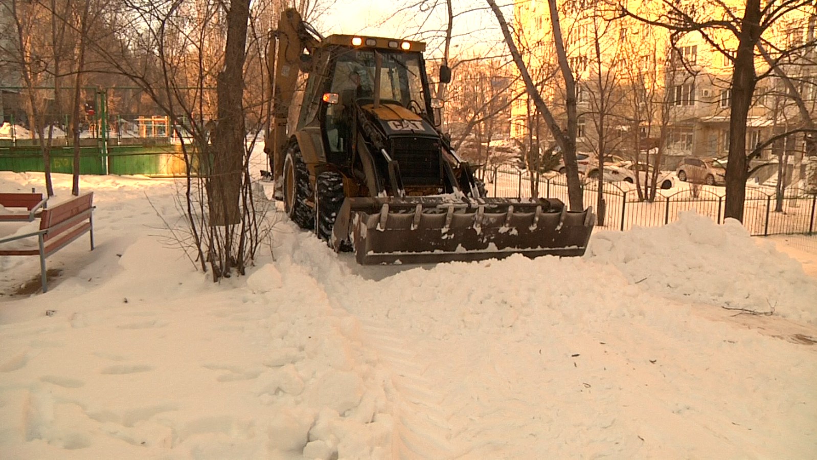 В Волгограде дорожные службы оперативно приступили к очистке снегопада
