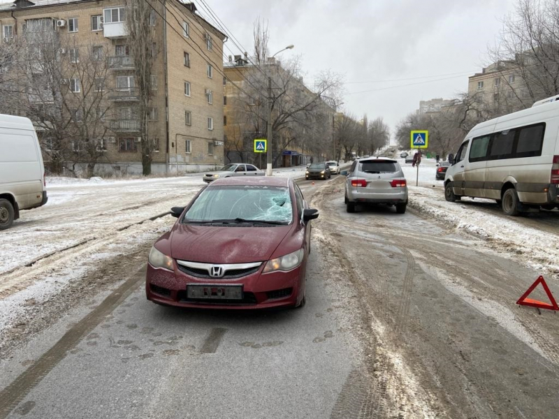 В центре Волгограда пешеход попал сразу под две машины