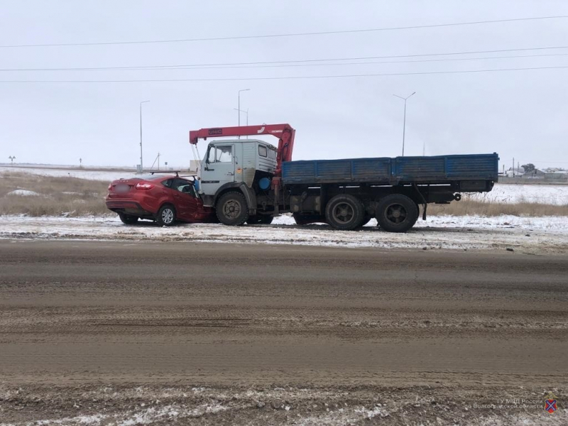 Под Волгоградом легковушка влетела под «КАМАЗ»