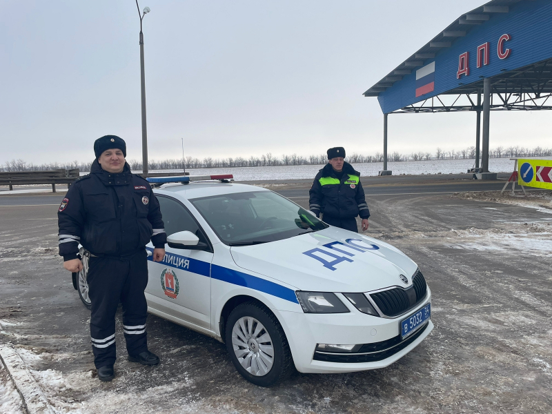 Волгоградские полицейские спасли семейную пару из замерзающей машины