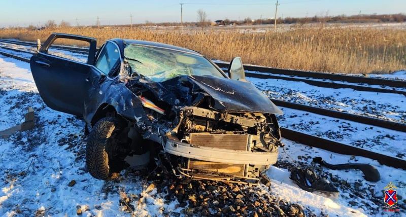 Под Волгоградом поезд смял легковой автомобиль