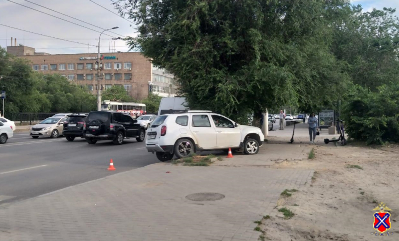 В Волгограде джип врезался в маршрутку, а потом сбил двух женщин