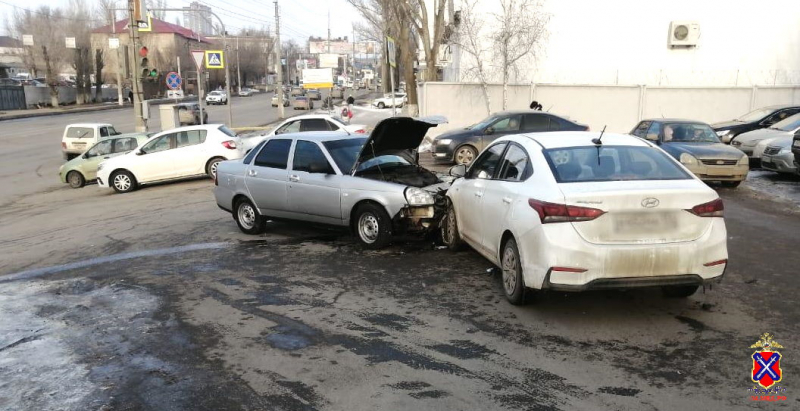 Накануне в центре Волгограда столкнулись «Лада» и «Хендэ»