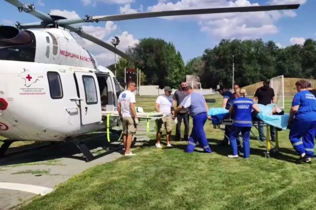 Выжившую в страшном ДТП на трассе женщину доставили в Волгоград на вертолете