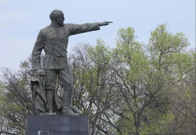 В Волгограде отремонтируют памятник Дзержинскому